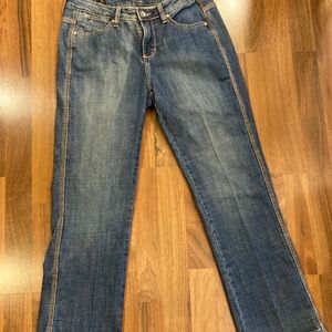 Mid rise Aura jeans. Size 6S. Great pocket detail